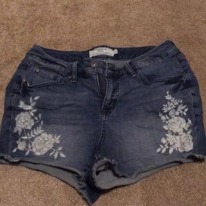 🛍5/$20🛍Torrid White Flower Jean Shorts